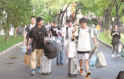 高考结束挑行李回家的女生事件分析与启示